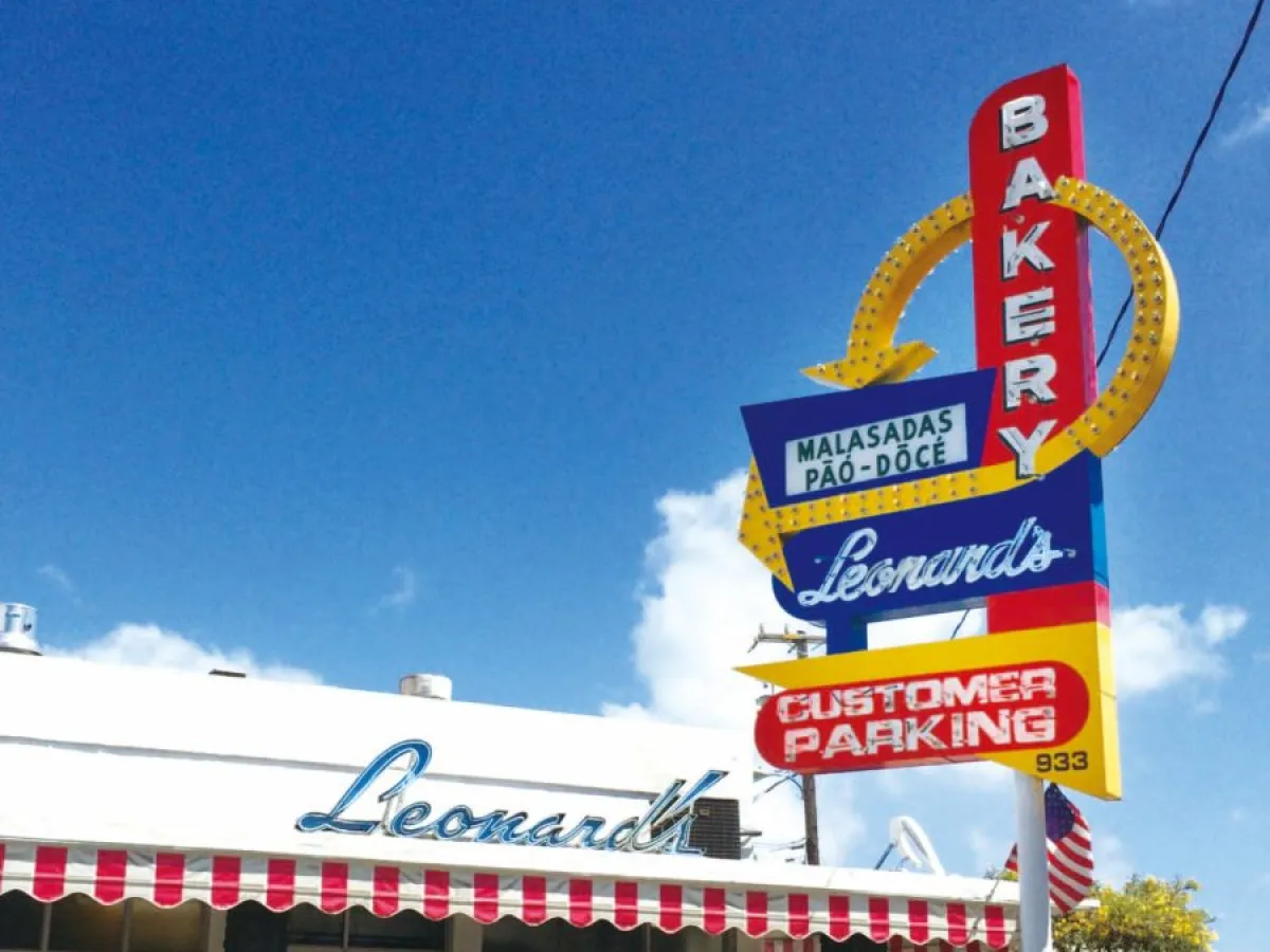 Visit Leonard's Bakery with LeaLea Trolley Kahala Mall / around Waikiki Line, hop-on hop-off Trolley in Honolulu