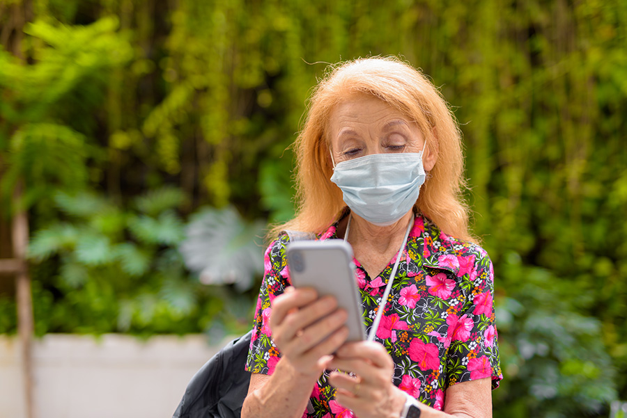 hawaii local wearing a mask