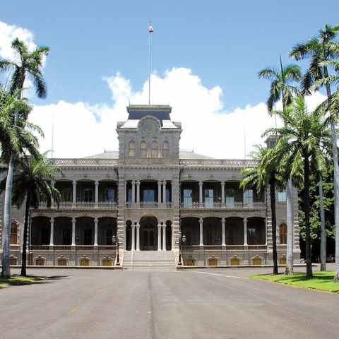 a small clock tower in front of Iolani Palace