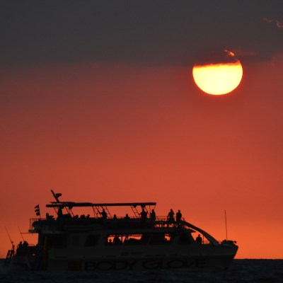 historical dinner cruise duing sunset