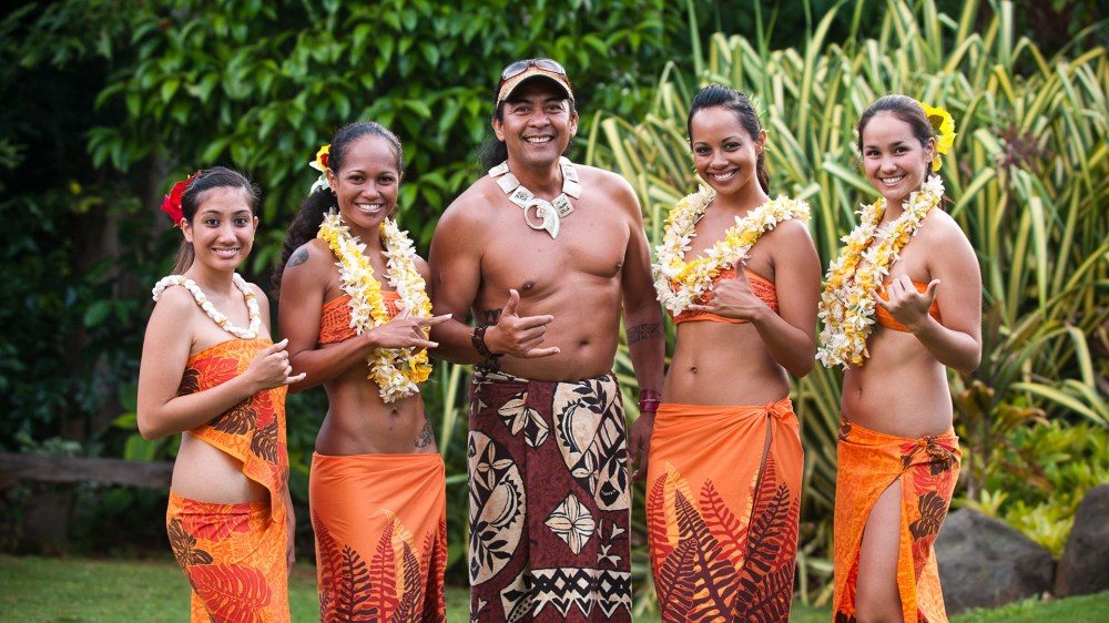 luau kalakamaku kauai - smiling greeters
