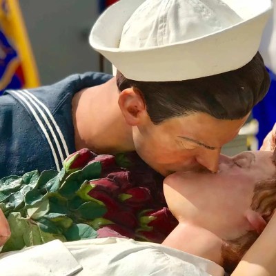 Kissing Couple Statue